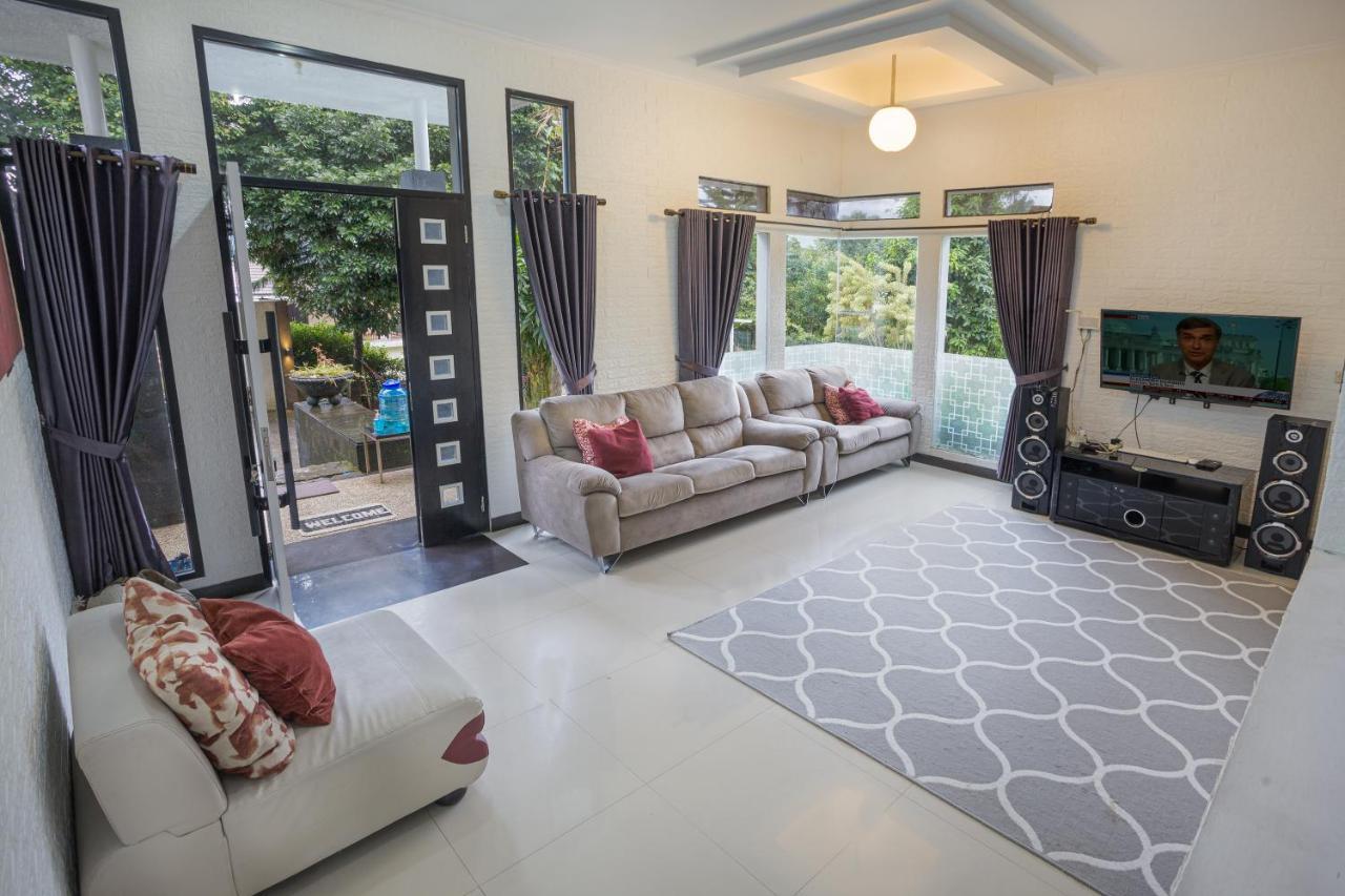 Villa Alessa Puncak Exterior foto